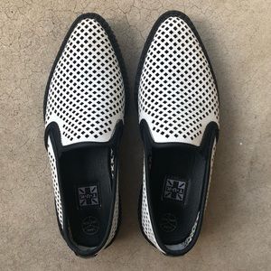 TUK WHITE PERFORATED POINTED SLIP ONS
